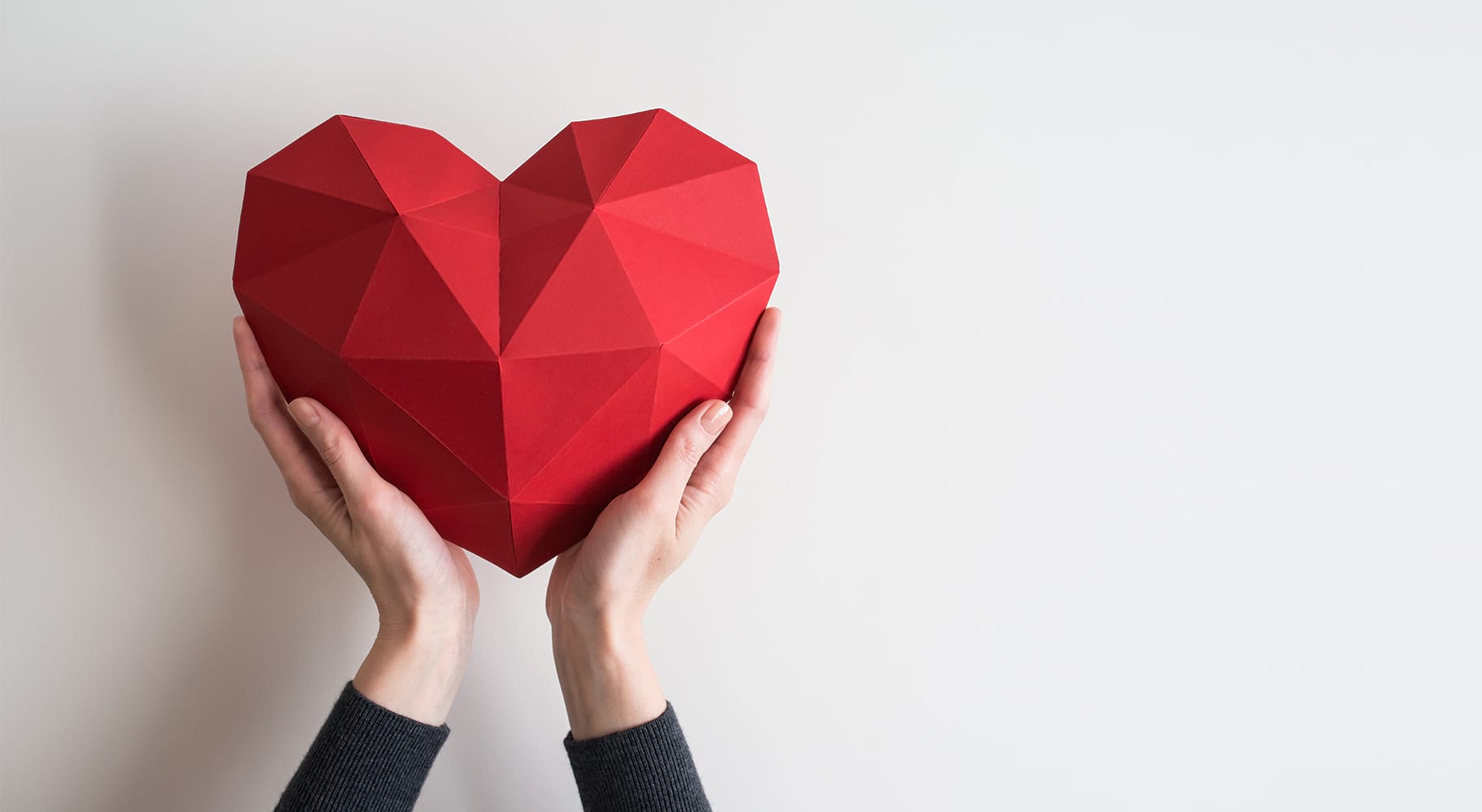 Coeur géométrique rouge de carton